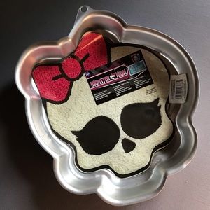 SOLD ON M / Monster High Skull Cake Pan